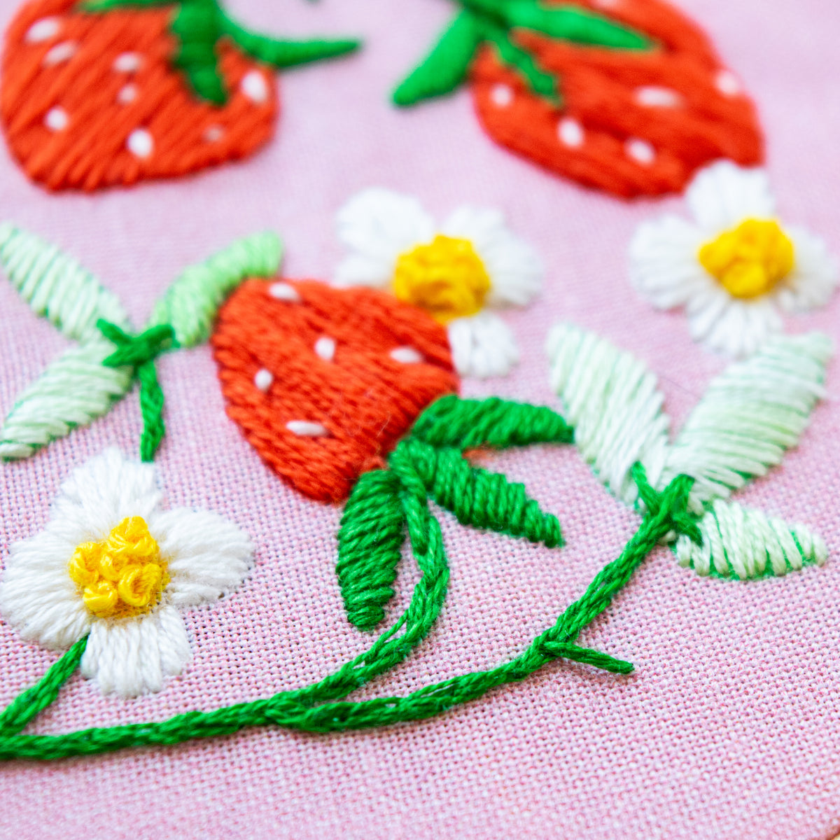 Antiquaria Mini Strawberries 4" Embroidery Kit